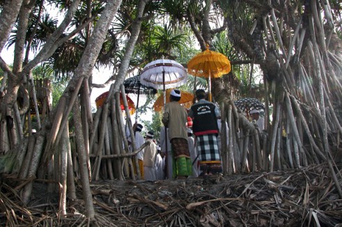 he devoted travel to the many temples dotting the small island to pay their respects with offerings of incense, flowers and fruit. (Photo by Maria Bakkalapulo)