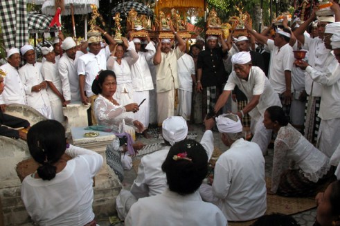 Many of the people who come to pay homage here are psychics, healers and white (and black) magic practitioners. A man here goes into trance under the guidance of a priestess. (Photo by Maria Bakkalapulo)
