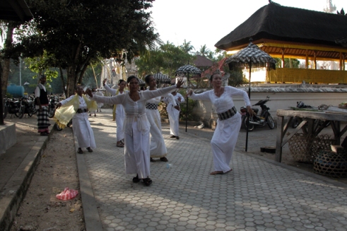 Those in white are considered the “chosen” in a community. Here women fall into trance around the Dalem Ped temple. (Photo by Maria Bakkalapulo)