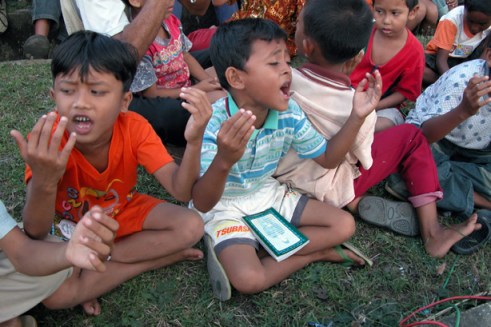 Rafli on tour after the tsunami. (Photo by Maria Bakkalapulo)
